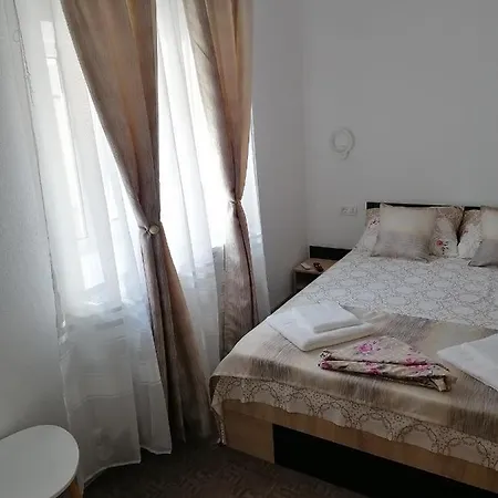 Stefi إيفوري سود